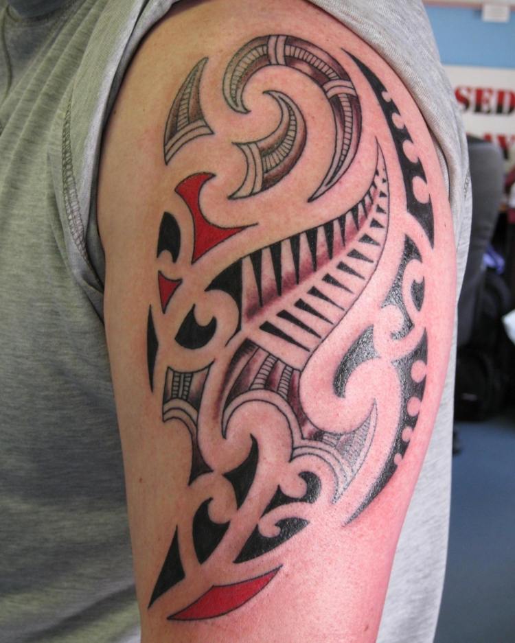 оberarm-tattoo-manner-tribal-rote-akzente