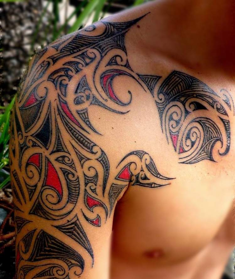 Oberarm Tribal Tattoo manner-tribal-schulter-brust-rote-akzente