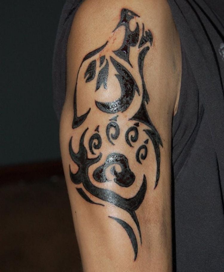 оberarm-tattoo-manner-tribal-wolf-pfote