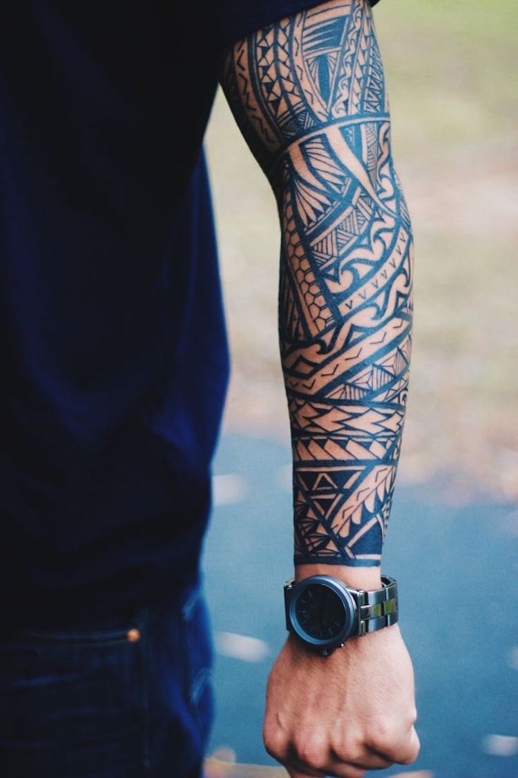 оberarm-tattoo-männer-tribal-motive-arm-mönnlich