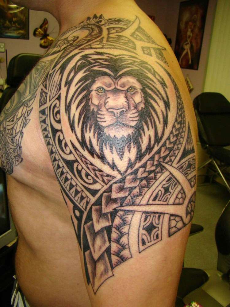 оberarm-tattoo-männer-tribal-motive-löwe-flechtwerk