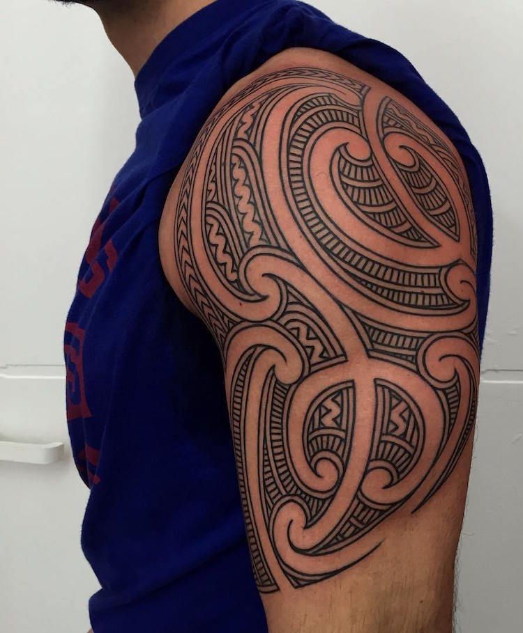 оberarm-tattoo-männer-tribal-motive-maori-schwarz