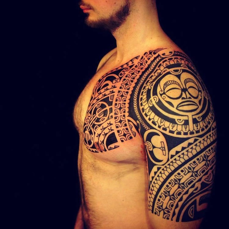 оberarm-tattoo-männer-tribal-motive-maske-maori-azteken