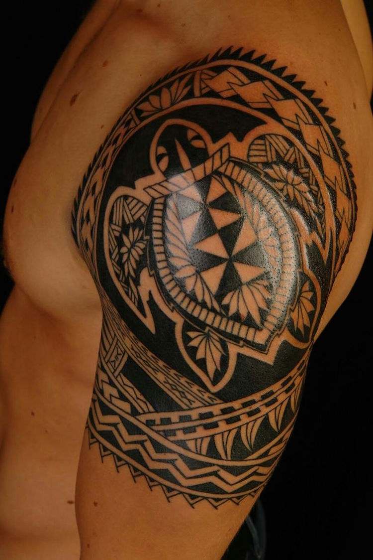 оberarm-tattoo-männer-tribal-motive-schildkröte