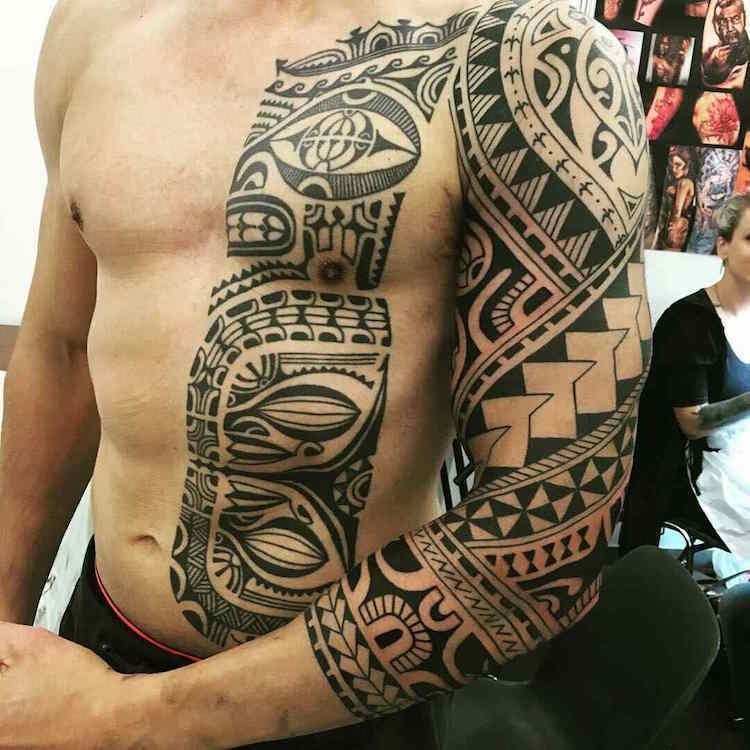 оberarm-tattoo-männer-tribal-motive-schwarz-oberkörper