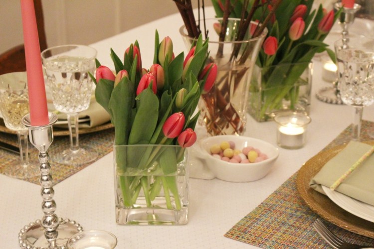 25-abendessen-ideen-deko-tisch-tulpen-glas-vasen-modern-tafelkerzen