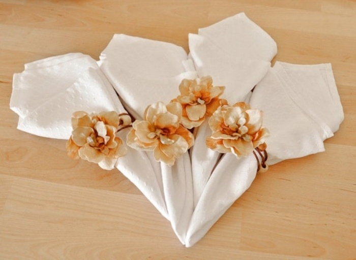 Blumen-als-Hochzeitsschmuck-Serviettenringe-in-Farbe-Gold