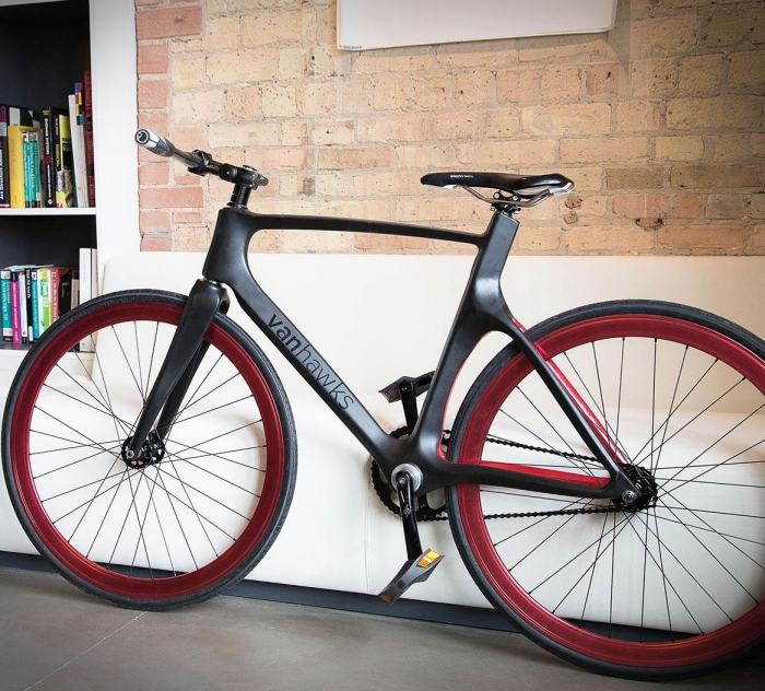 Carbon-Bike-futuristisches-Design-moderne-Smart-Features