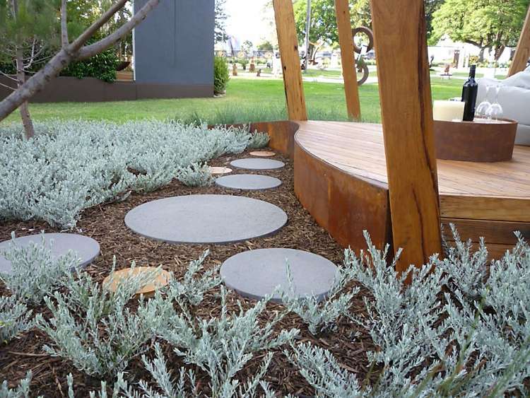 Cortenstahl-Garten-kreise-beton-pflanzen-holzkonstruktion-pergola-rasen