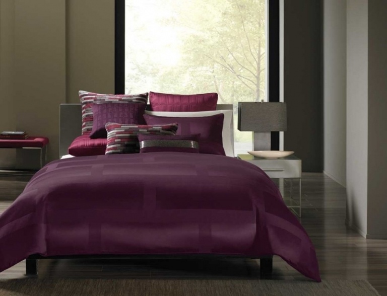 Decken-fürs-Schlafzimmer-dunkel-lila-Bettwäsche