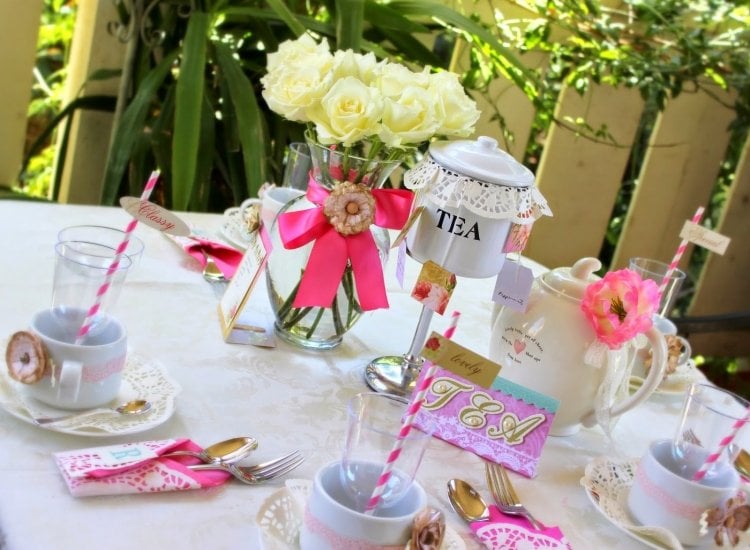 Deko-zum-Muttertag-frische-Blumen-Tisch