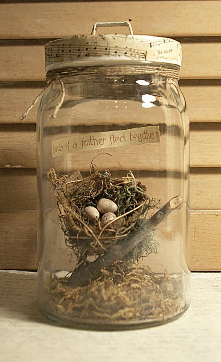 Dekoratives-Galas-mit-Deckel-Nest-mit-Eiern
