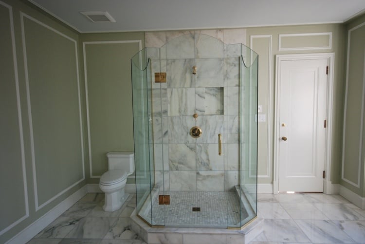 Duschtüren-Wand-aus-grünem-Glas-gewölbte-Kanten