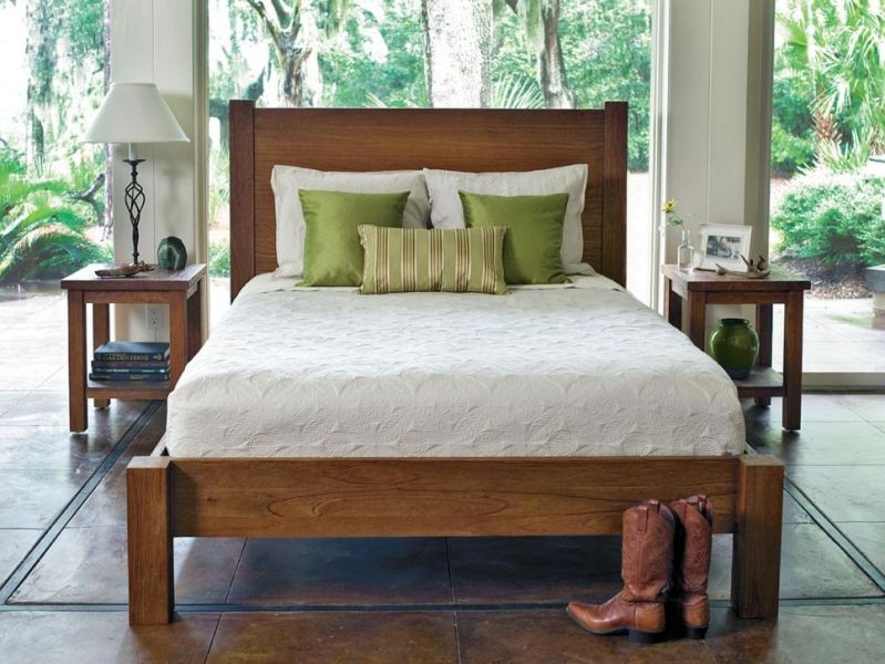 Einrichten-Massivholzmoebel-Bett-Nachttische