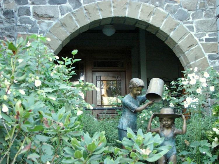 Garten-Landschaftsbau-Gartendeko-Figuren-Landhaus-Gestaltung