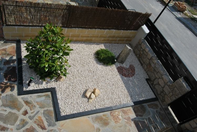 Garten-Minimalismus-mit-Stein-und-Bambus