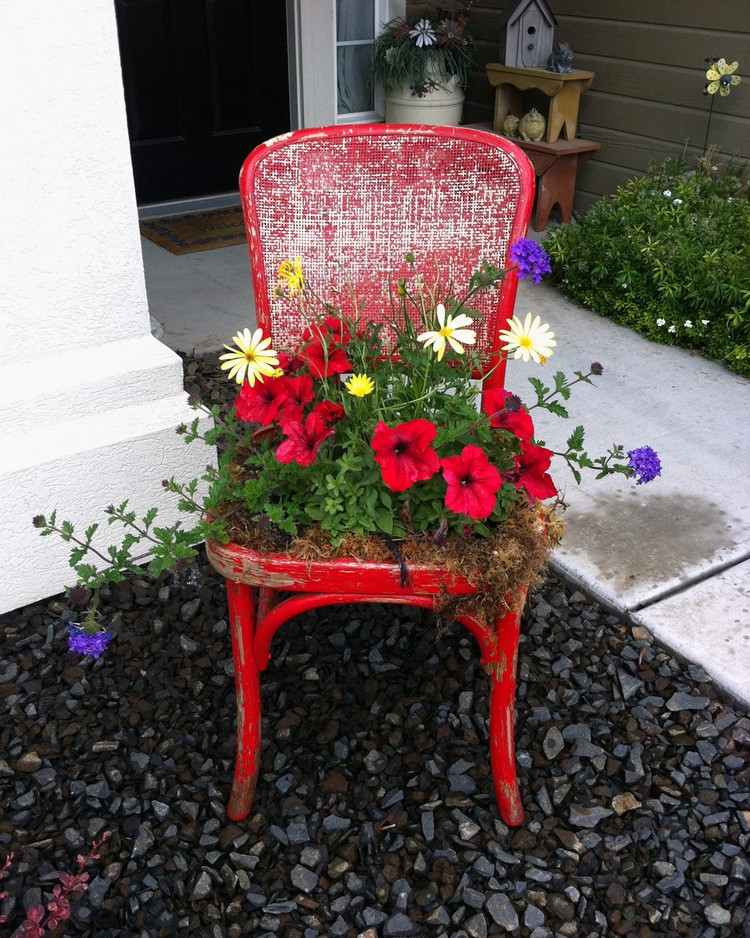 Gartendeko-alten-Sachen-alter-stuhl-rot-lackiert-blumen
