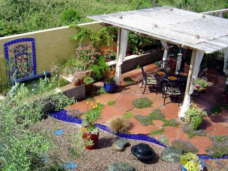 Gartenlaube-Holz-Mosaik-Boden-Ideen