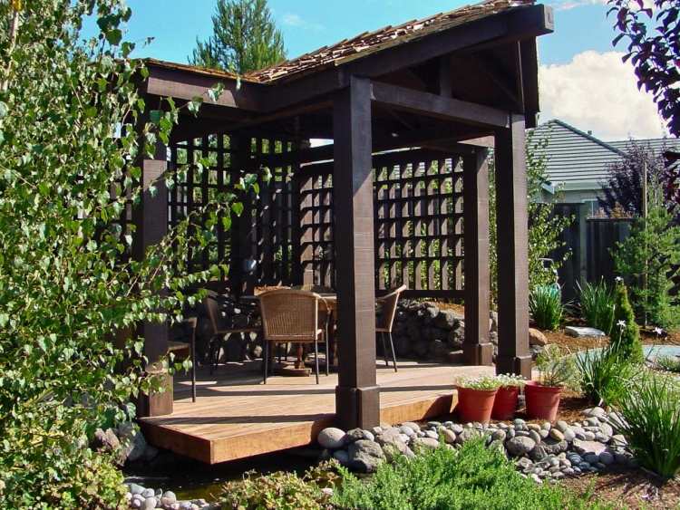Gartenlaube-Holz-Überdachung-Terrasse-Gestaltung