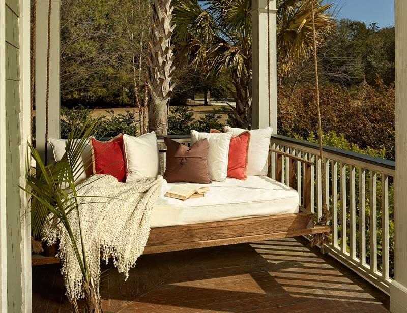 Gartenschaukel-Paletten-selber-bauen-bequemes-Sofa-Balkon