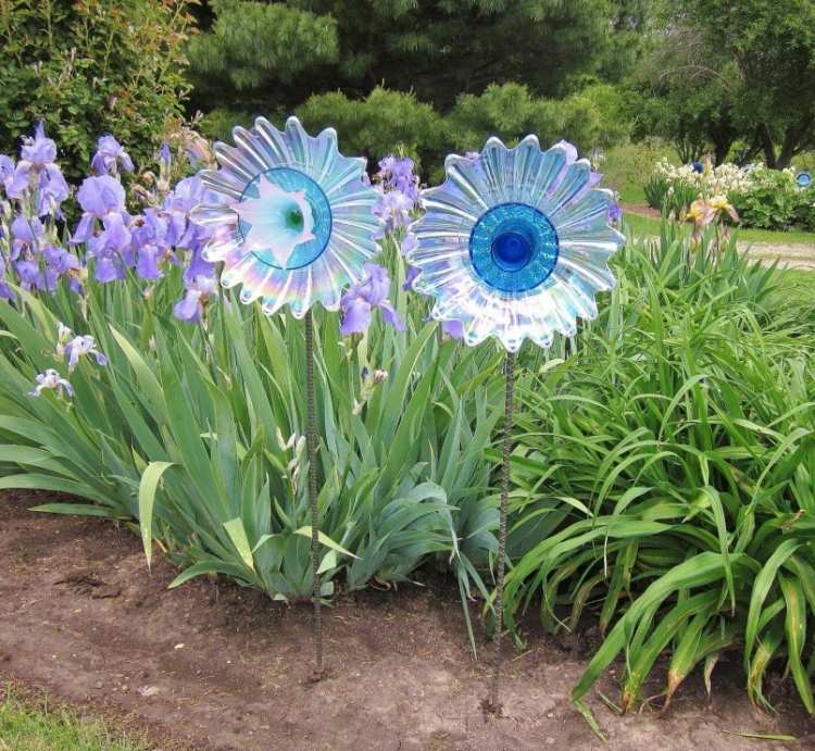 Gartenstecker-selber-machen-blaue-blumen-glas-durchsichtig-schoen-kuenstlerisch