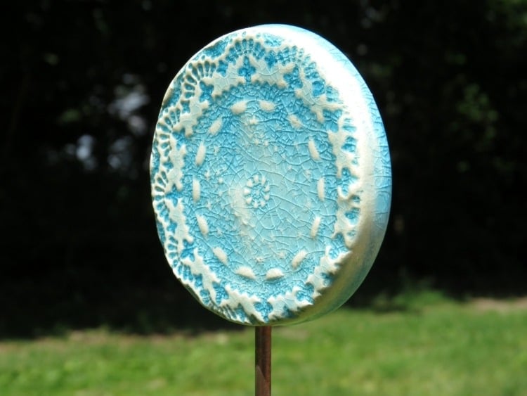 Gartenstecker-selber-machen-keramik-weiss-blau-lasur-kreativ