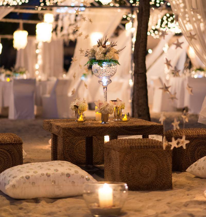 Heiraten-Strand-Gaeste-Tische-romantisch-dekorieren
