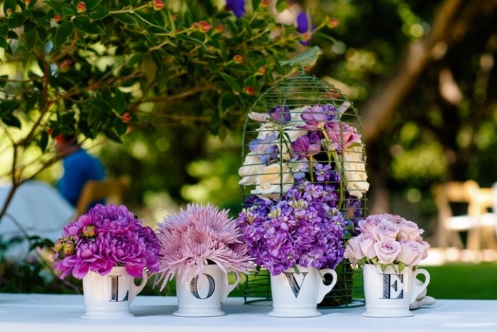 Hochzeit-im-Garten-Blumen-Dekore-in-Violett-Blau-Lila-romantisch