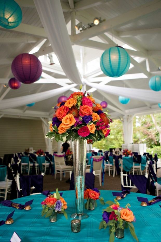 Hochzeit-im-Garten-Pavillon-Blumendekoration-blaue-Tischdecken-Lampions