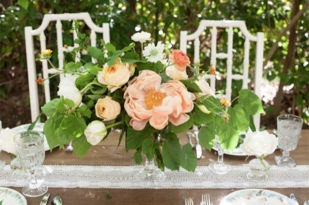 Hochzeit-im-Garten-Tisch-Deko-Schnittblumen-weiße-Spitze-Tischläufer