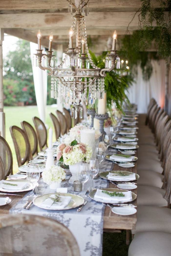 Hochzeit-im-Garten-Tische-Arrangieren-Kristall-Kronleuchter-romantisch