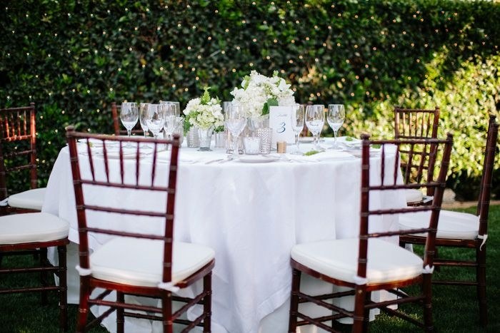 Hochzeit-im-Garten-romantisch-gedeckte-tische-weisse-tischdecken-schnittblumen