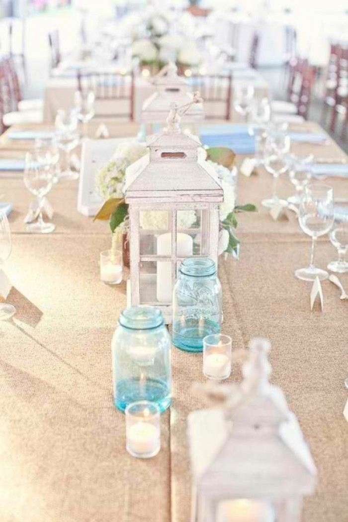 Ideen-Tischgestaltung-weiss-Hochzeit-am-Strand-Laternen-aus-Holz