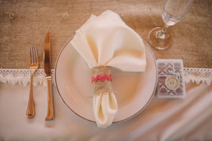 Ideen-für-Serviettenringe-rustikale-Hochzeit-Tisch-Arrangement