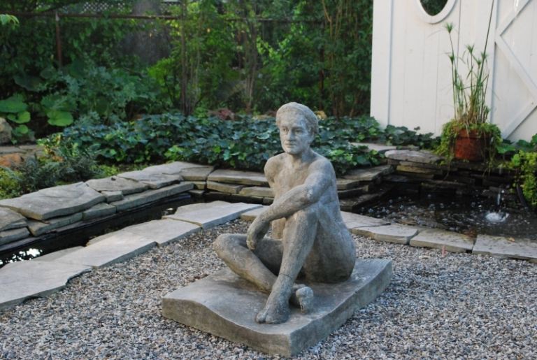 Kiesgarten-anlegen-Wasserspiele-Stein-Platten-Statue