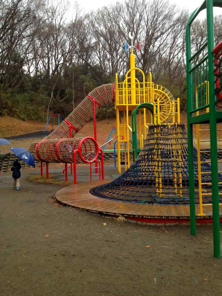 Kletter-Spielzeug-im-Park-für-Kinder