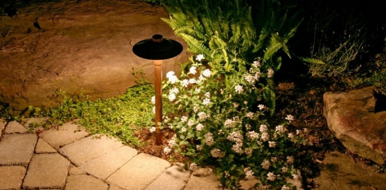LED-Gartenbeleuchtung-Blumen-Steine-Akzente