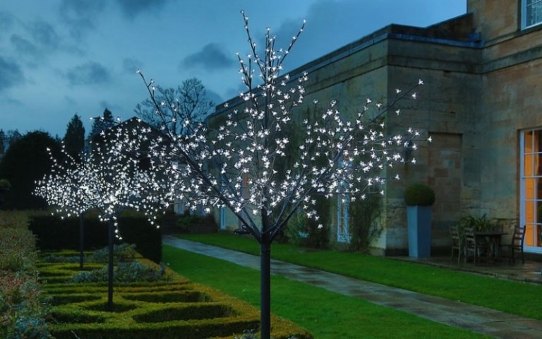 LED-Gartenbeleuchtung-Bäume-Lichterketten-verzieren