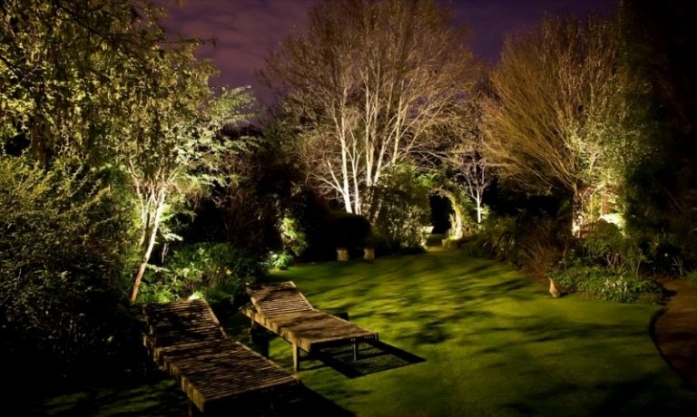 LED-Gartenbeleuchtung-Bäume-Liegesessel-Rasenfläche