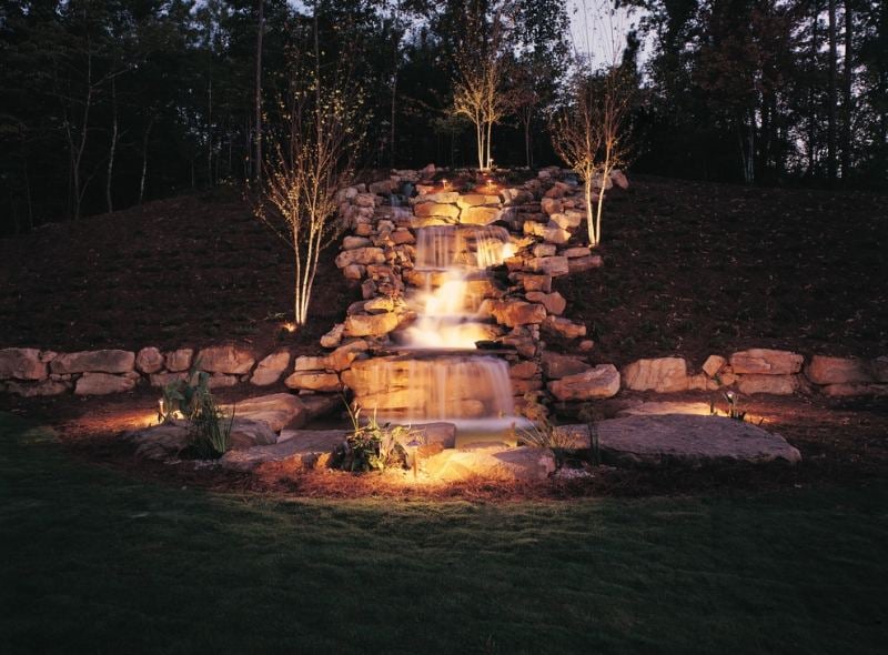 LED-Gartenbeleuchtung-Gartenideen-Wasserfall-Natursteine