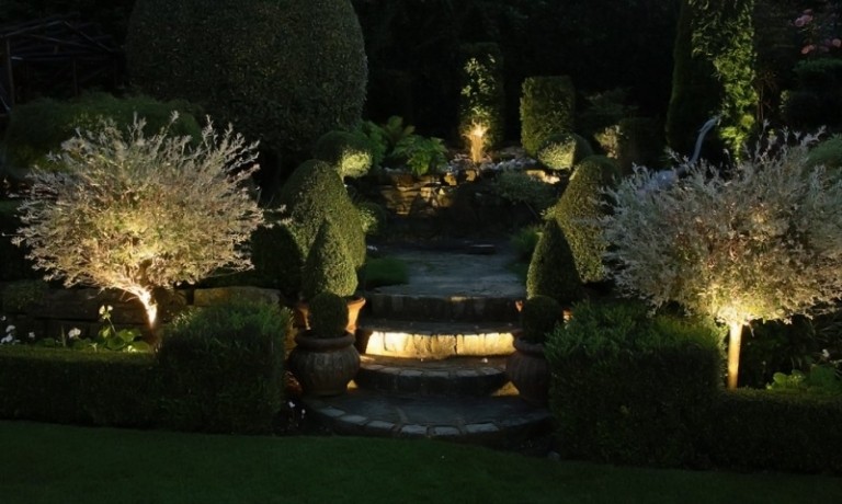 LED-Gartenbeleuchtung-Gartenideen-klassischer-Garten