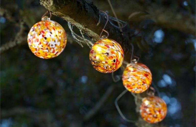 LED-Gartenbeleuchtung-Gartenlampen-bunt-Baum