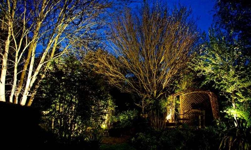 LED-Gartenbeleuchtung-Gartenlaube-hohe-Bäume