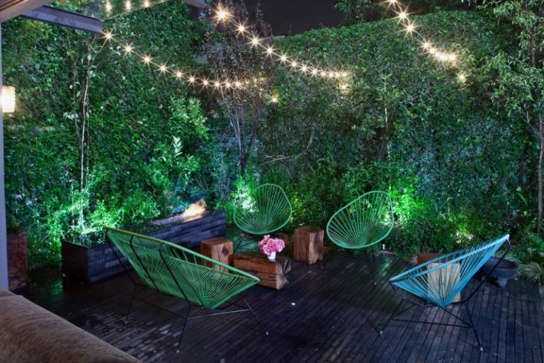 LED-Gartenbeleuchtung-moderne-Terrasse-Lichterkette-über-Sitzplatz