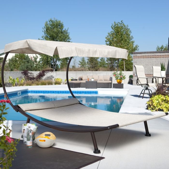 Lounge-Möbel-Hängematte-weiss-mit-Sonnenschutz-Metallgestell