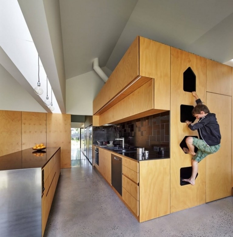 Moderne-puristische-Einrichtung-Holzküche-Kletterwand