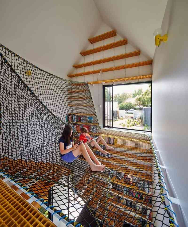 Moderne-puristische-Einrichtung-Kletterwand-Kinderzimmer