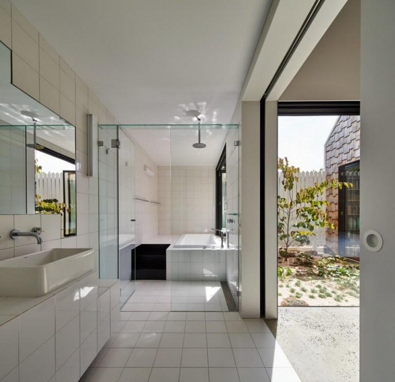 Moderne-puristische-Einrichtung-weißes-Badezimmer