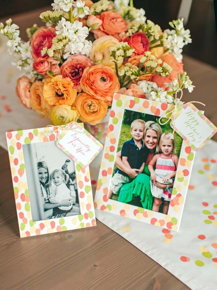 Muttertagsgeschenke-basteln-Familienfotos-Fingerabdruecke