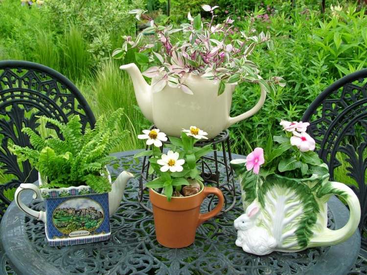 Muttertagsgeschenke-basteln-Teekannen-bepflanzen